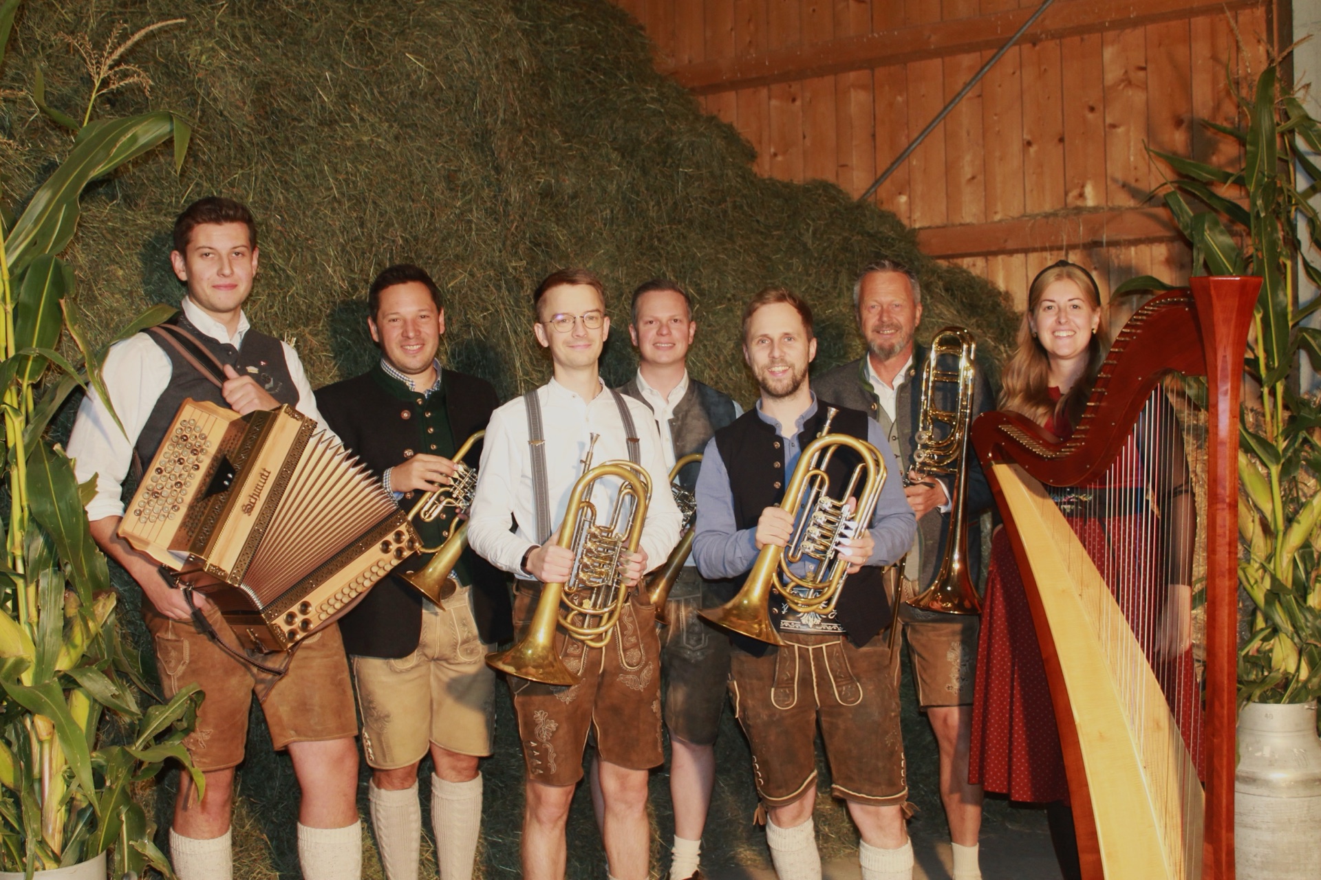 HOFL Musig Tanzmusikgruppe Tirol – Das Ensemble beim Auftritt